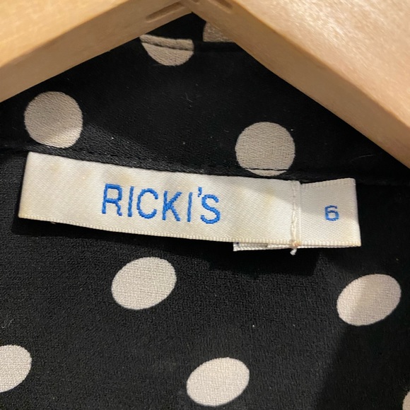 Black polka dot collared button up in silky fabric- size 6 - Picture 4 of 5